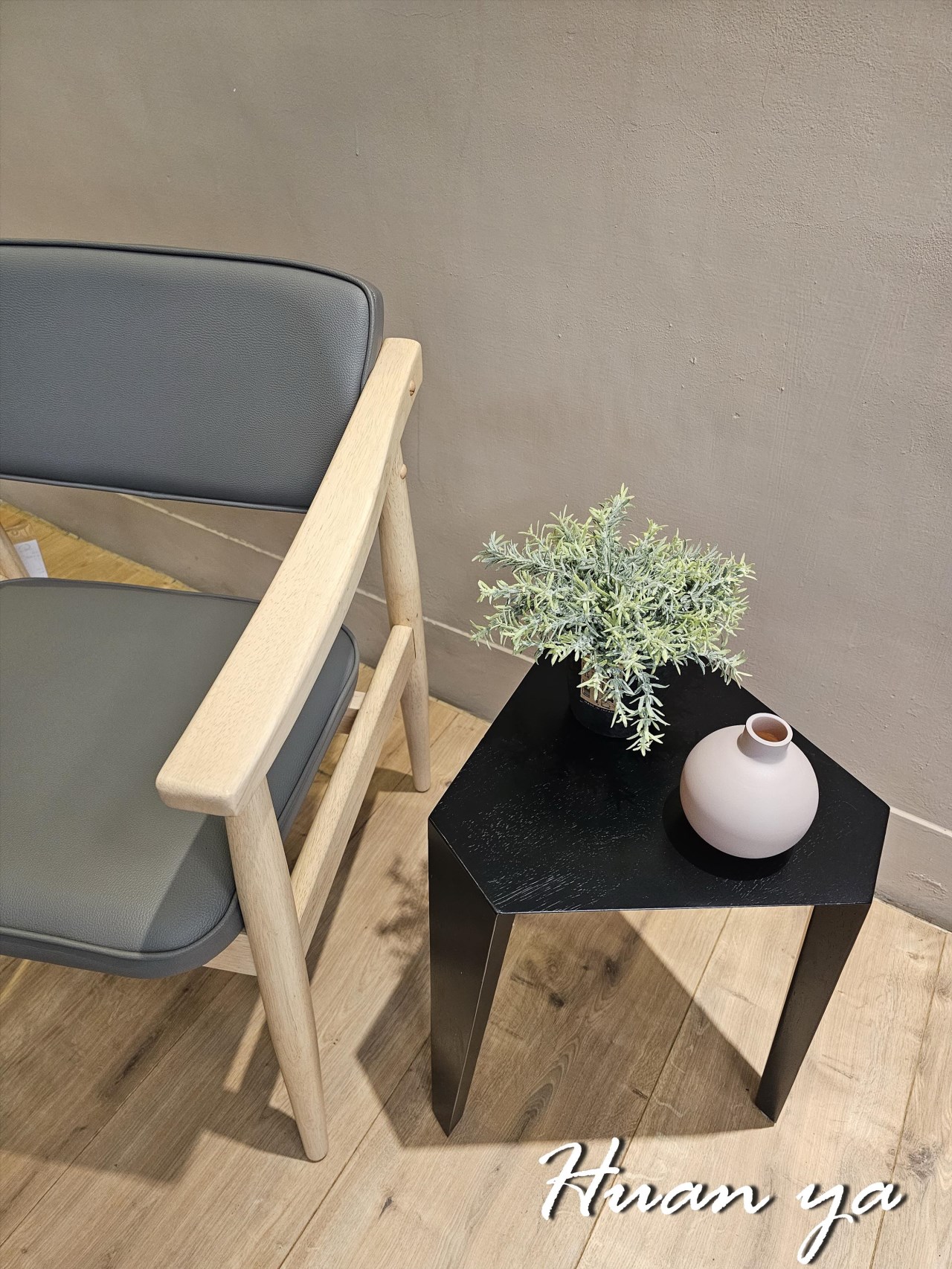 洛克三角實木邊几【鐵刀黑】