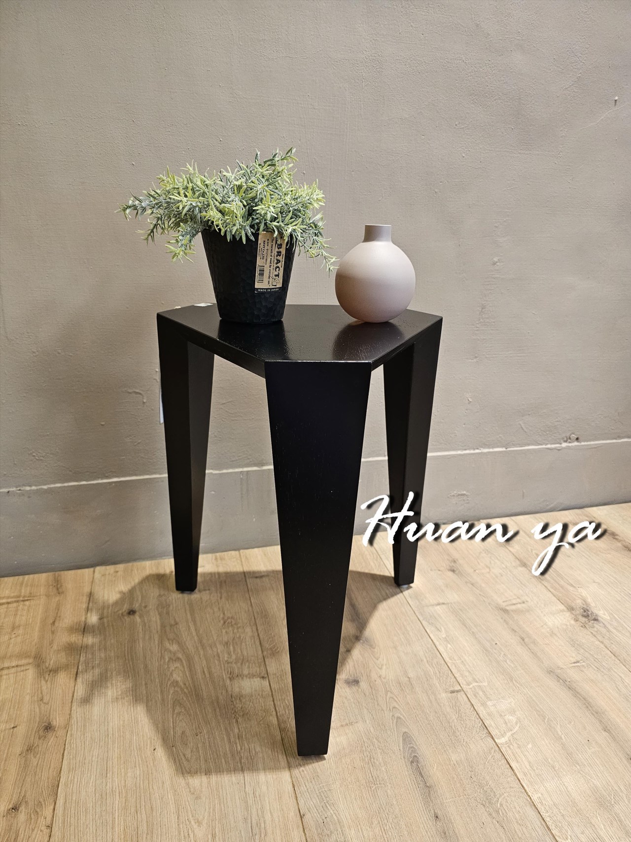 洛克三角實木邊几【鐵刀黑】