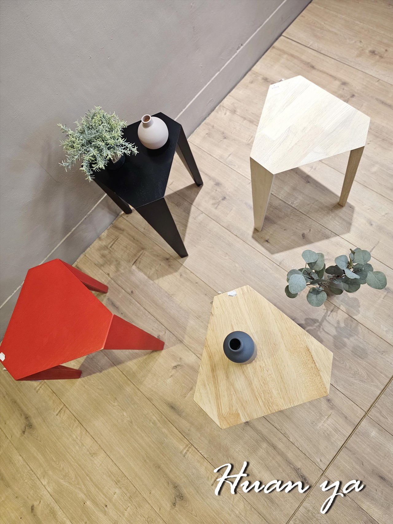 洛克三角實木邊几【鐵刀黑】