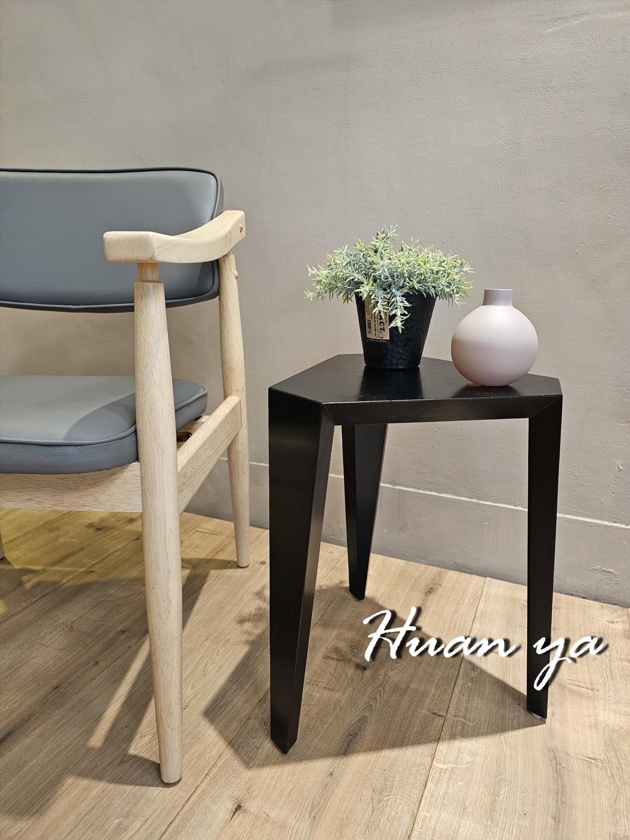 布加列實木扶手椅