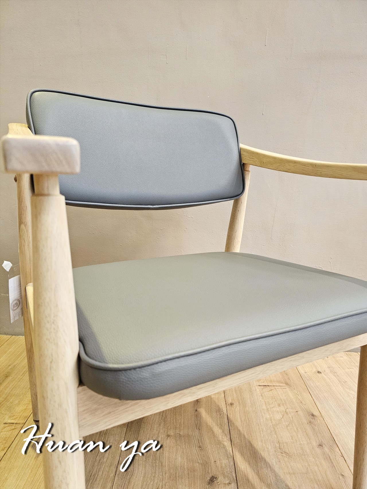 布加列實木扶手椅