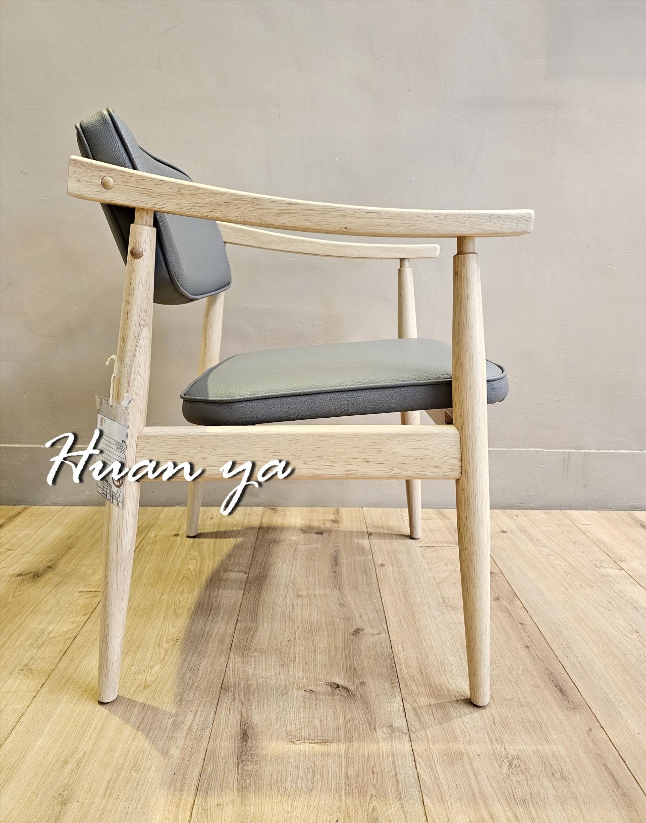 布加列實木扶手椅