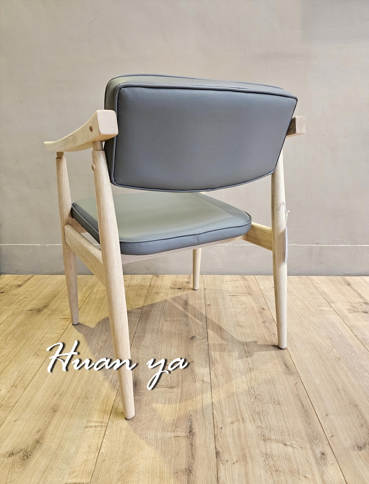 布加列實木扶手椅