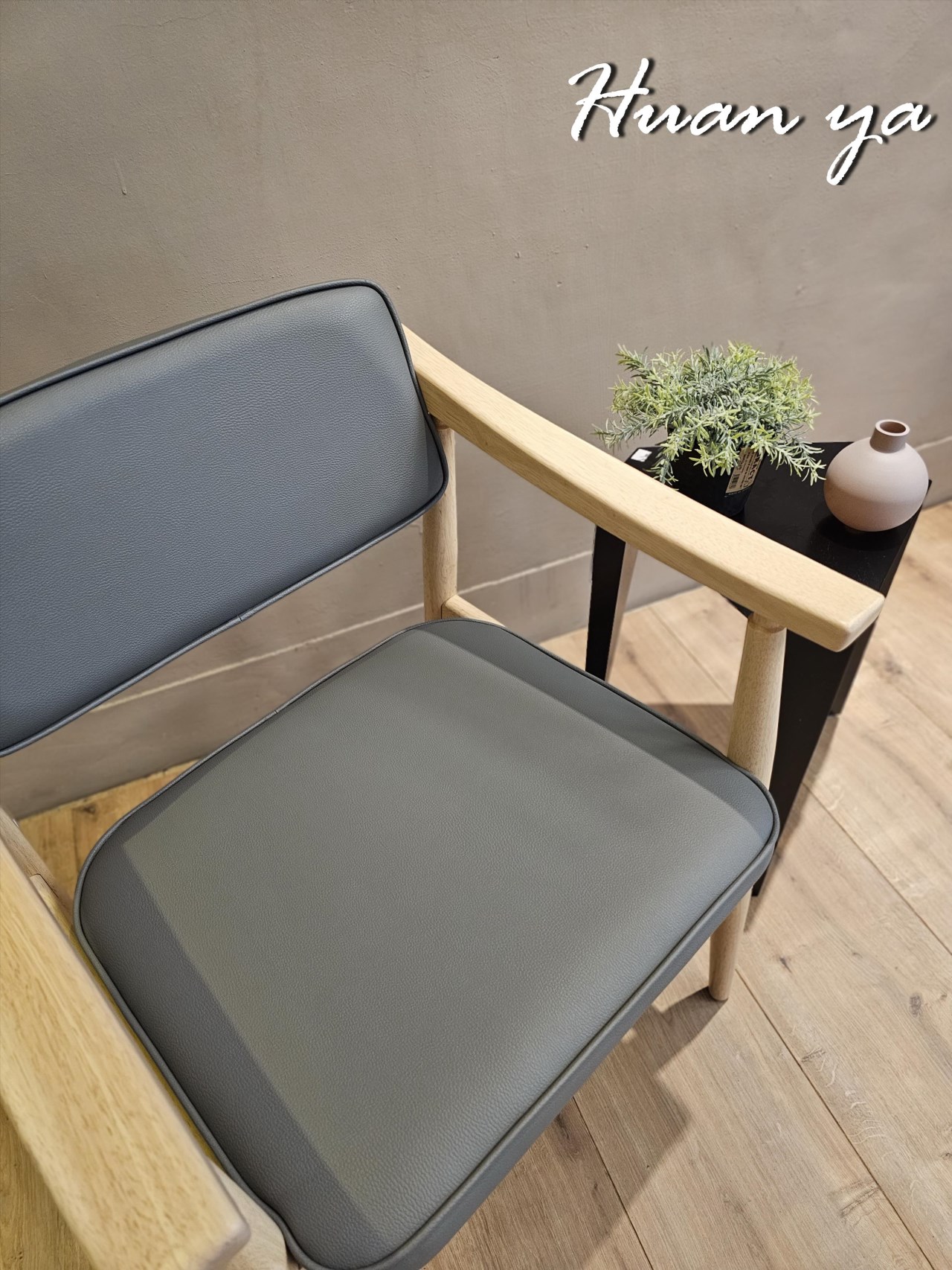 布加列實木扶手椅