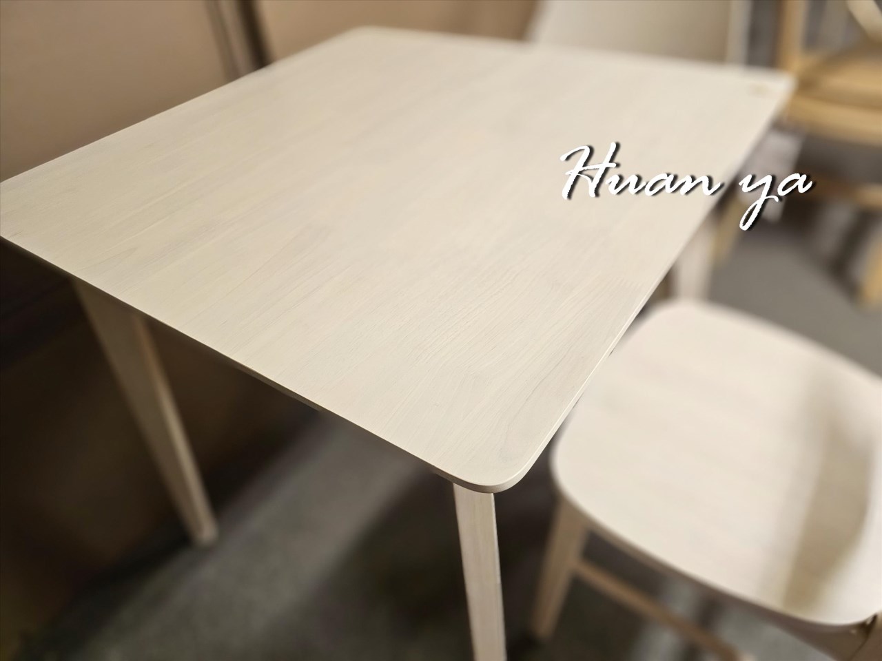 北歐貝里四方實木餐桌