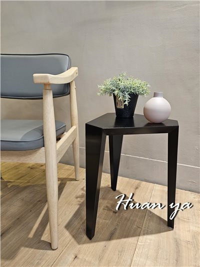 洛克三角實木邊几【鐵刀黑】